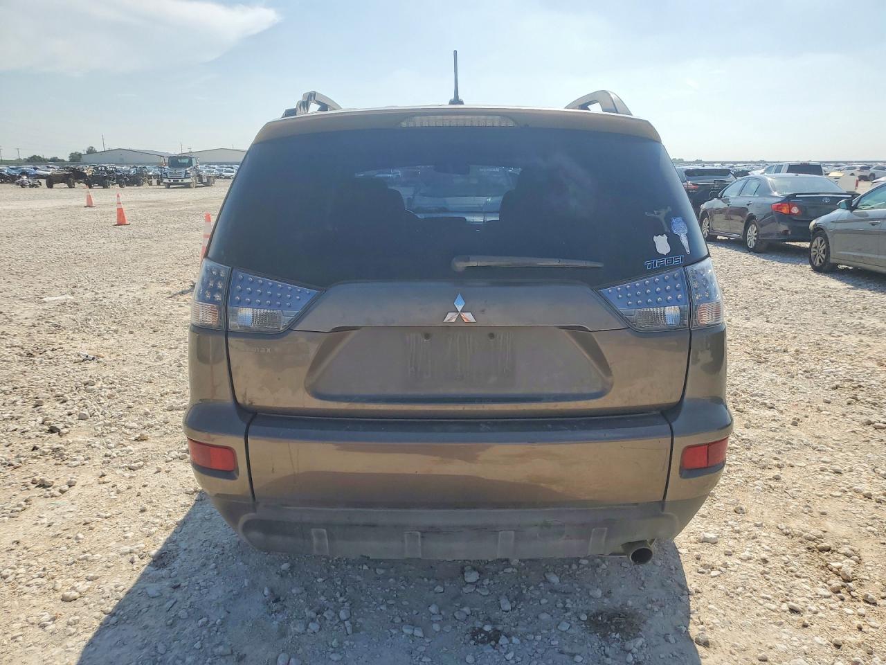 2011 MITSUBISHI OUTLANDER SE photo 6