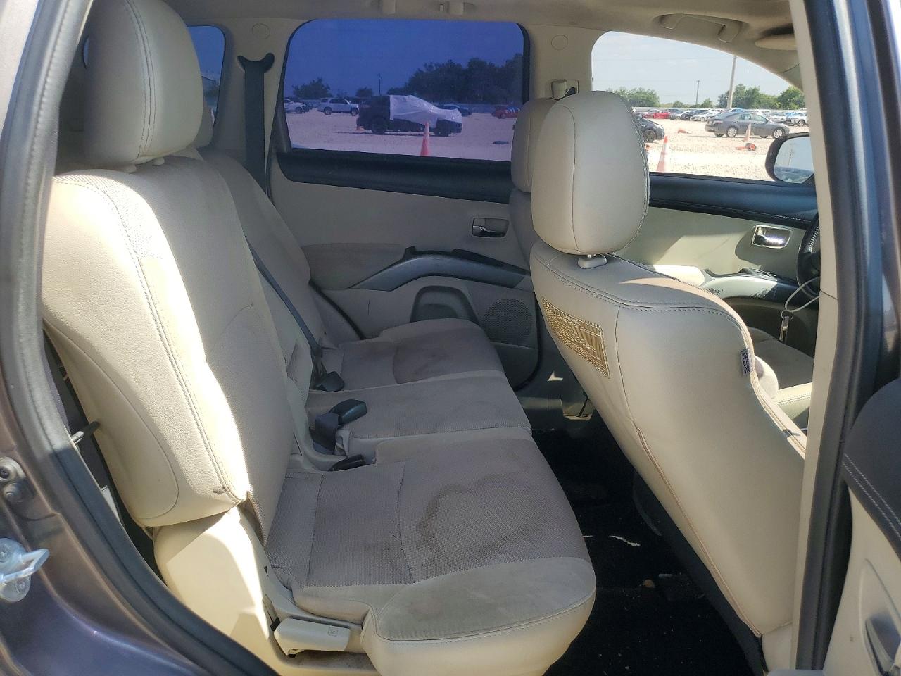 2011 MITSUBISHI OUTLANDER SE photo 11
