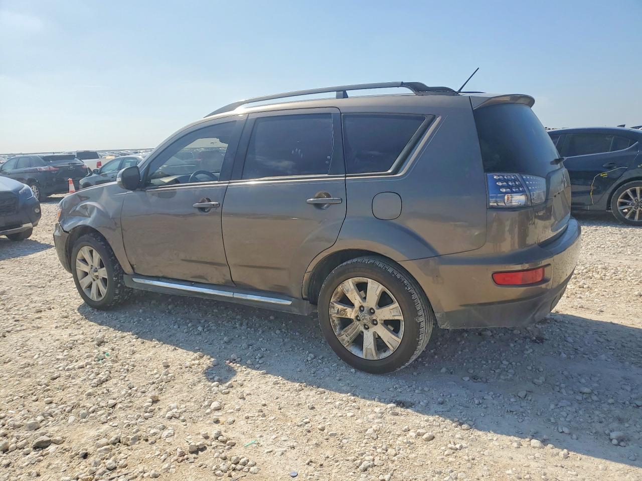 2011 MITSUBISHI OUTLANDER SE photo 2