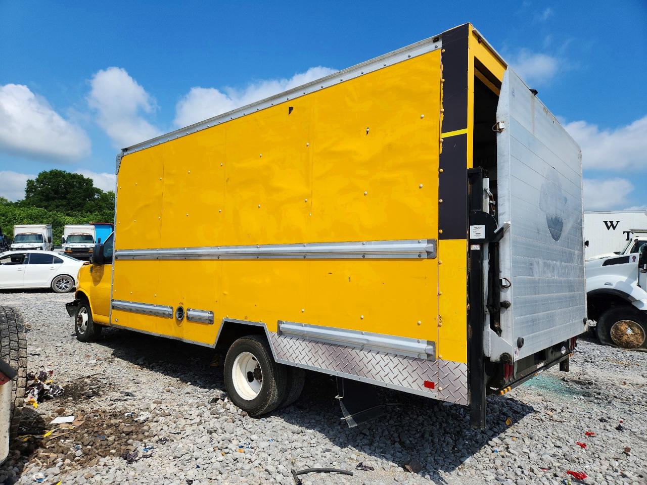 2016 GMC SAVANA BOX TRUCK photo 4