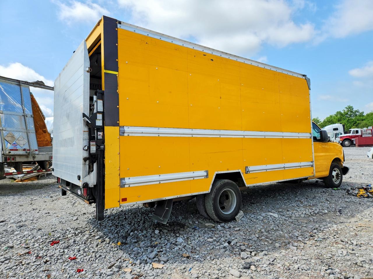 2016 GMC SAVANA BOX TRUCK photo 7