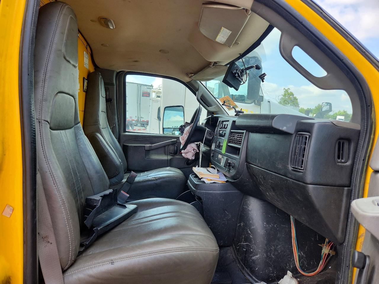 2016 GMC SAVANA BOX TRUCK photo 31