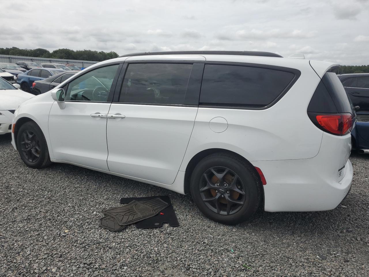 2019 CHRYSLER PACIFICA TOURING L photo 3