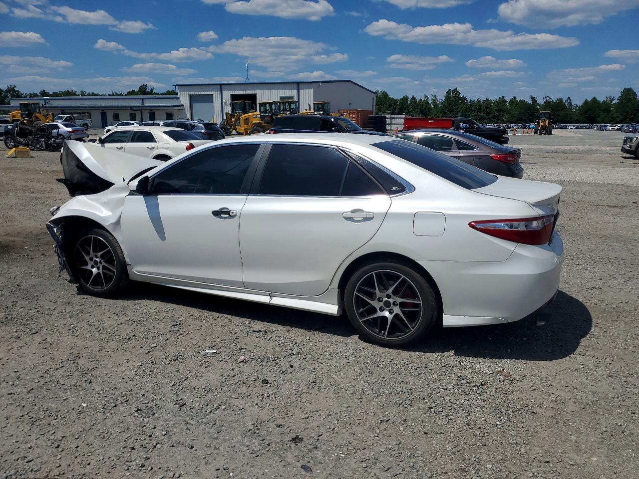 2016 TOYOTA CAMRY SE photo 3