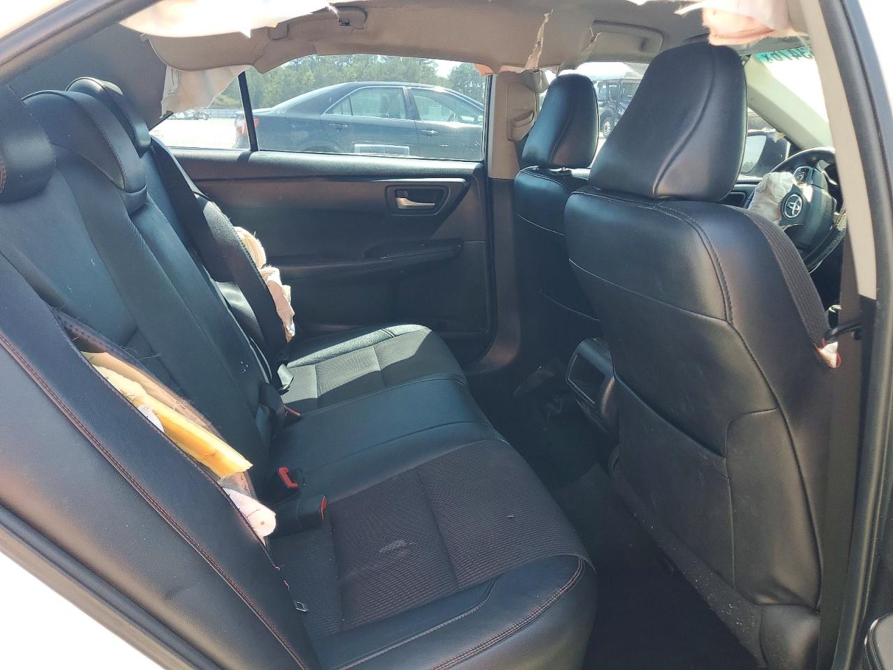 2016 TOYOTA CAMRY SE photo 19