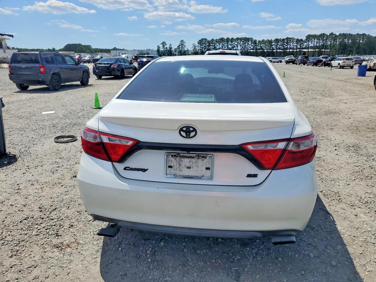 2016 TOYOTA CAMRY SE photo 11