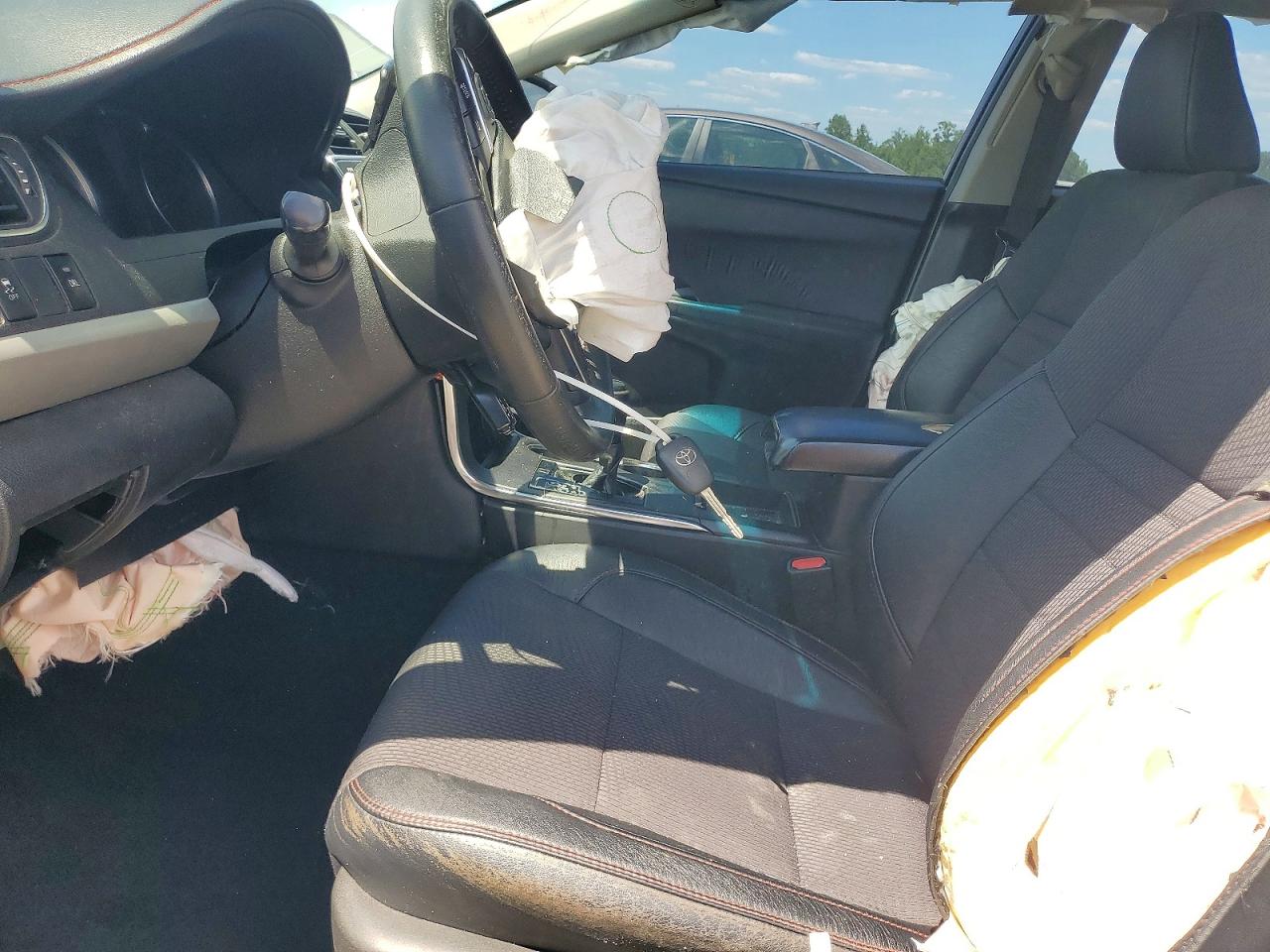 2016 TOYOTA CAMRY SE photo 13