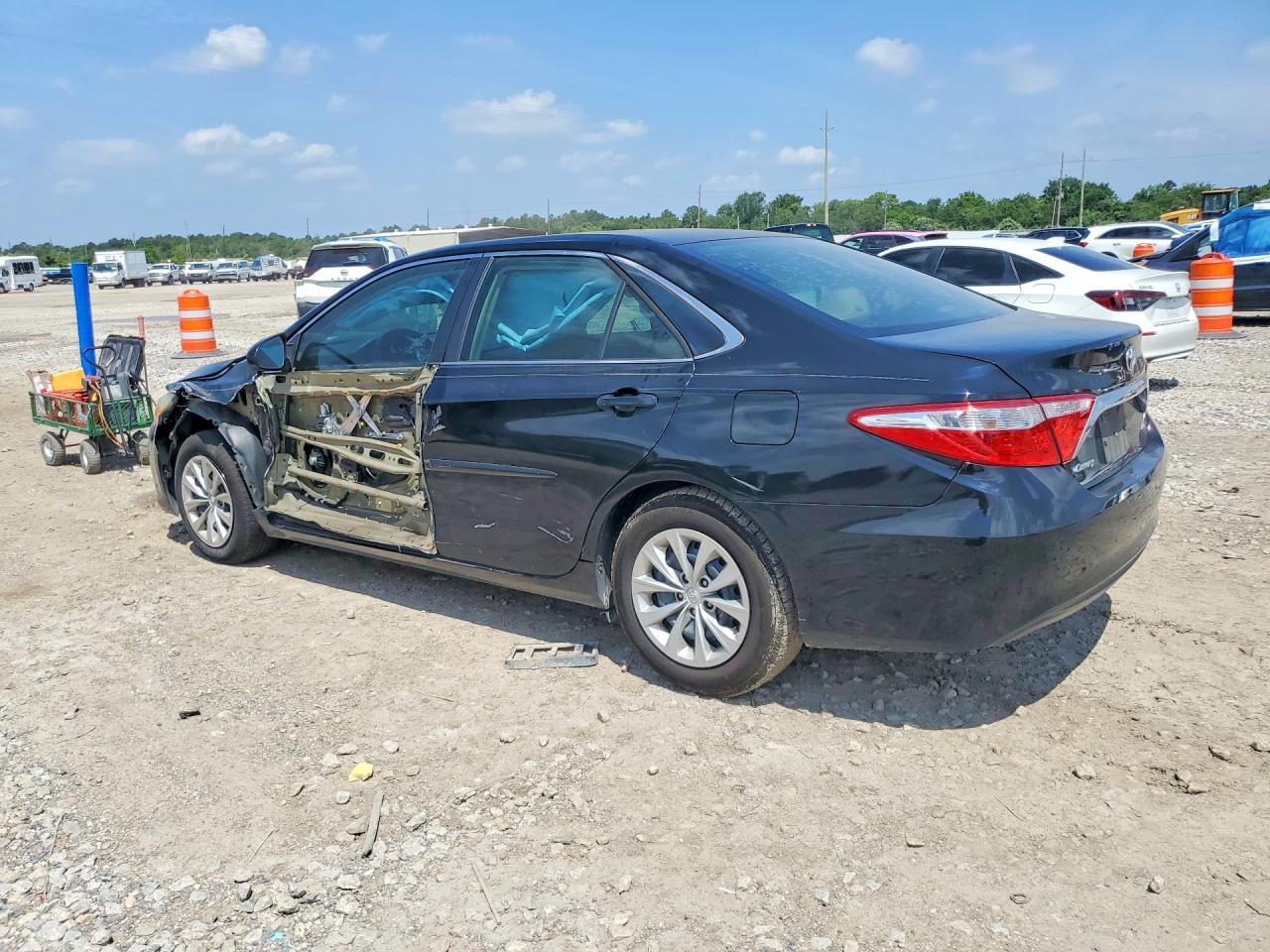 2015 TOYOTA CAMRY LE photo 3