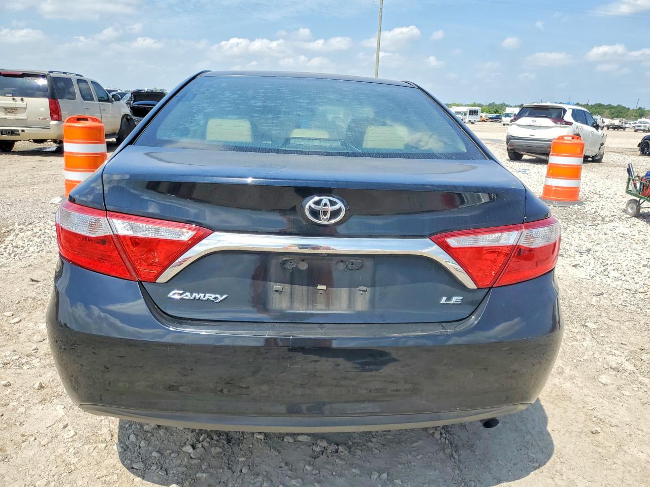 2015 TOYOTA CAMRY LE photo 11