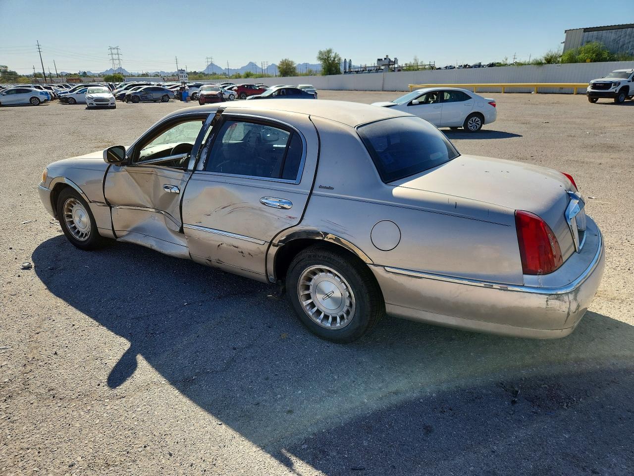 1998 LINCOLN TOWN CAR EXECUTIVE photo 3