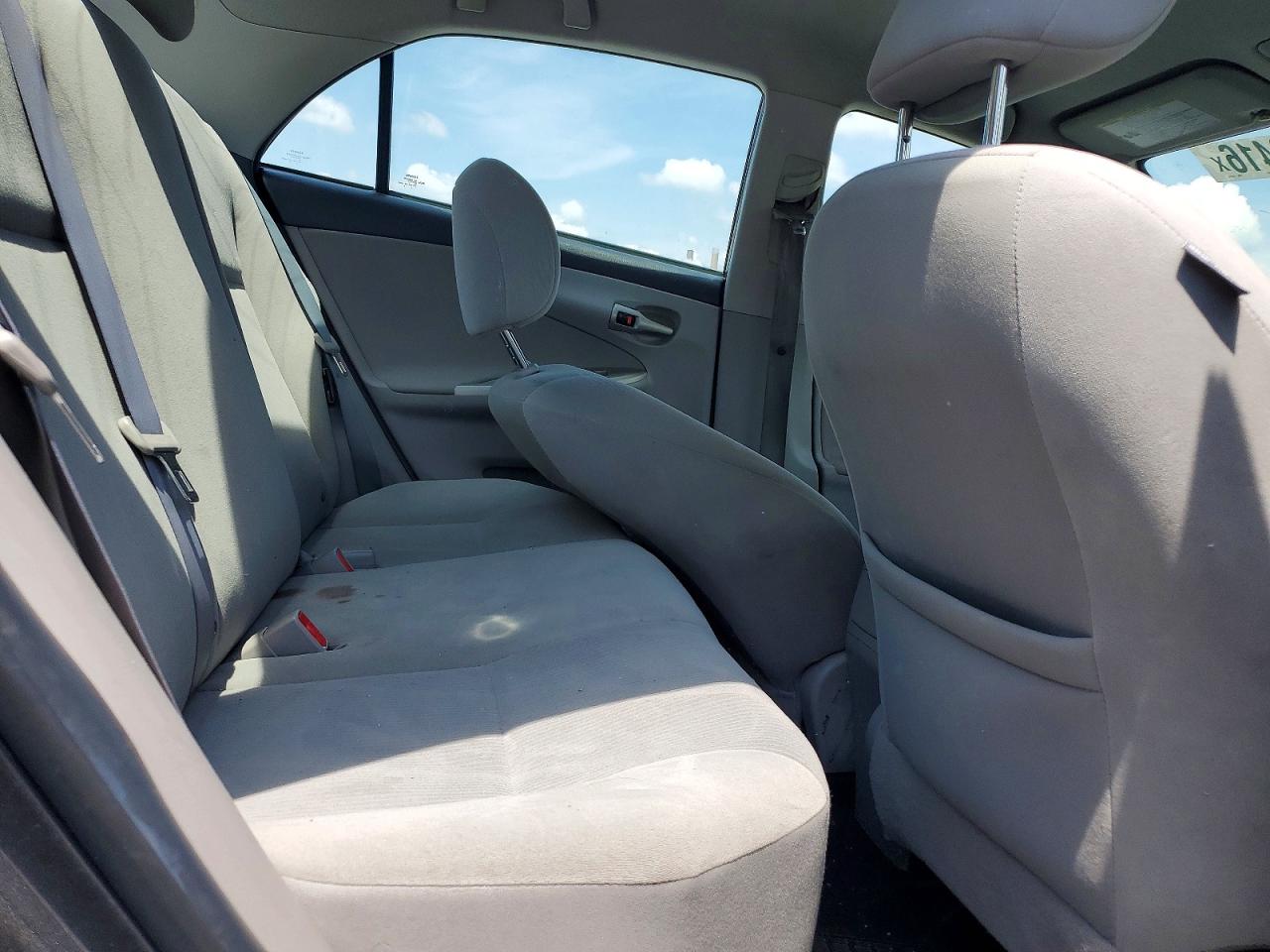 2011 TOYOTA COROLLA LE photo 10