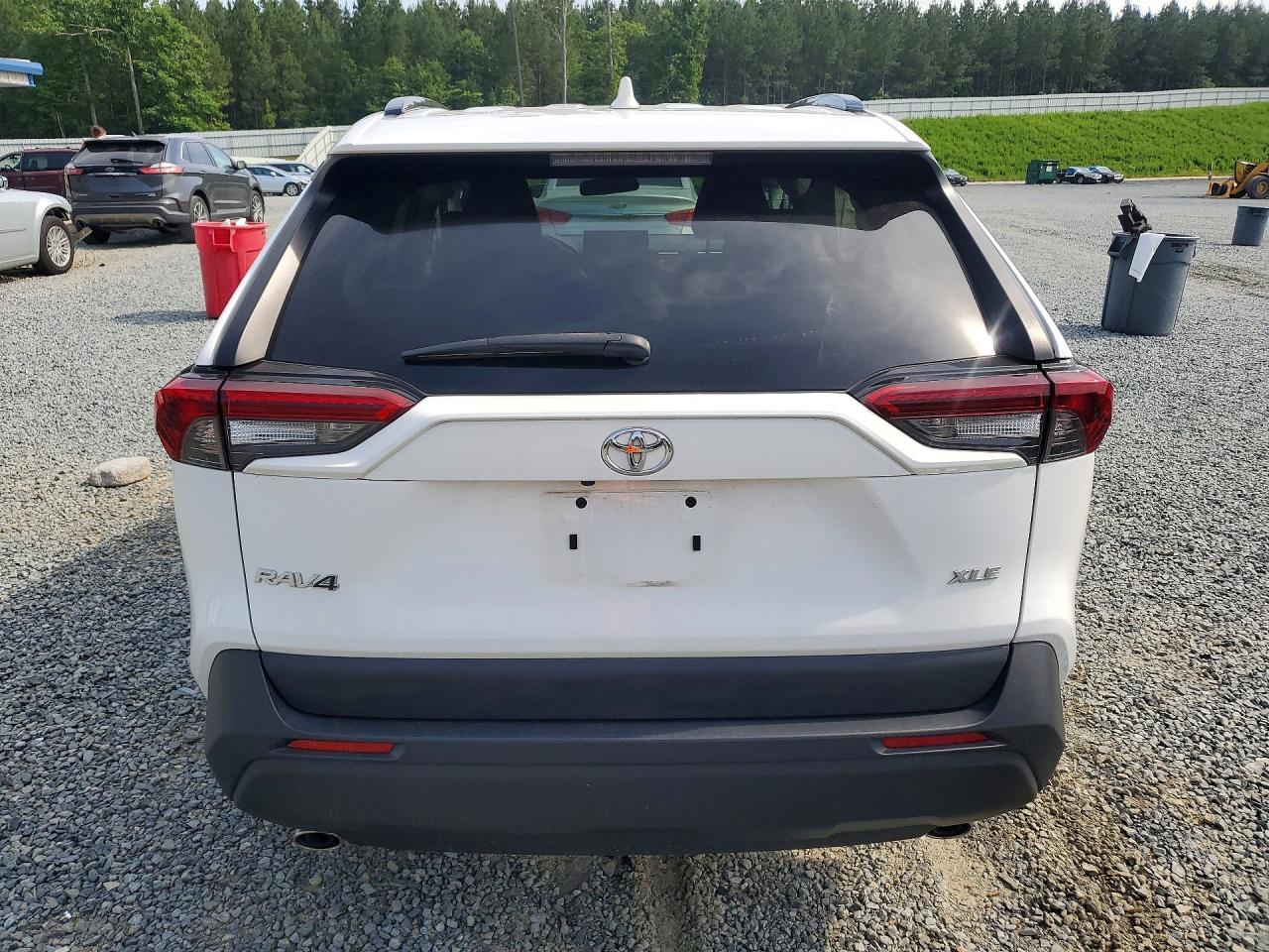 2019 TOYOTA RAV4 XLE photo 11