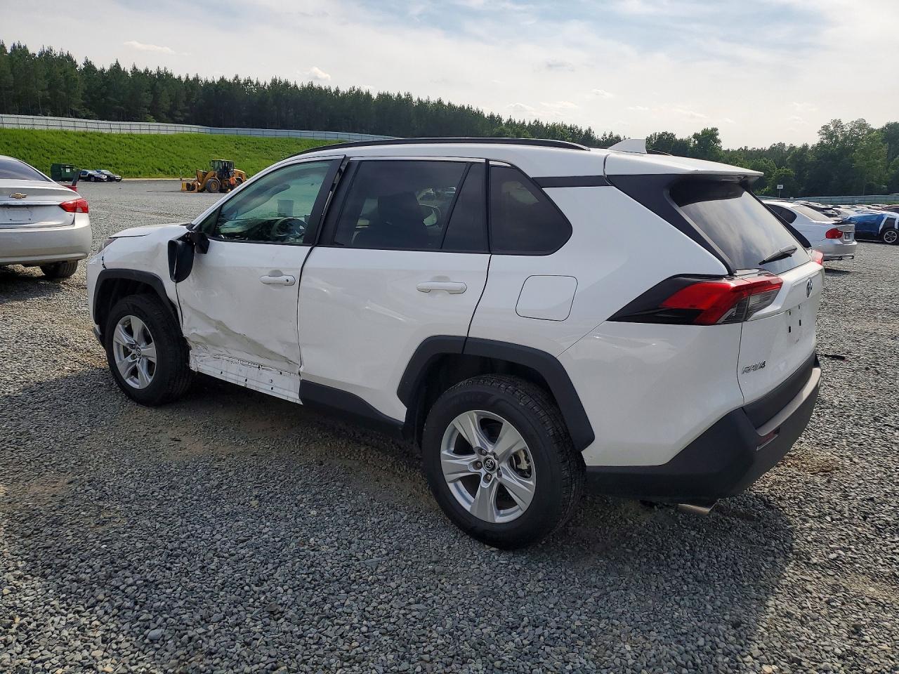 2019 TOYOTA RAV4 XLE photo 3
