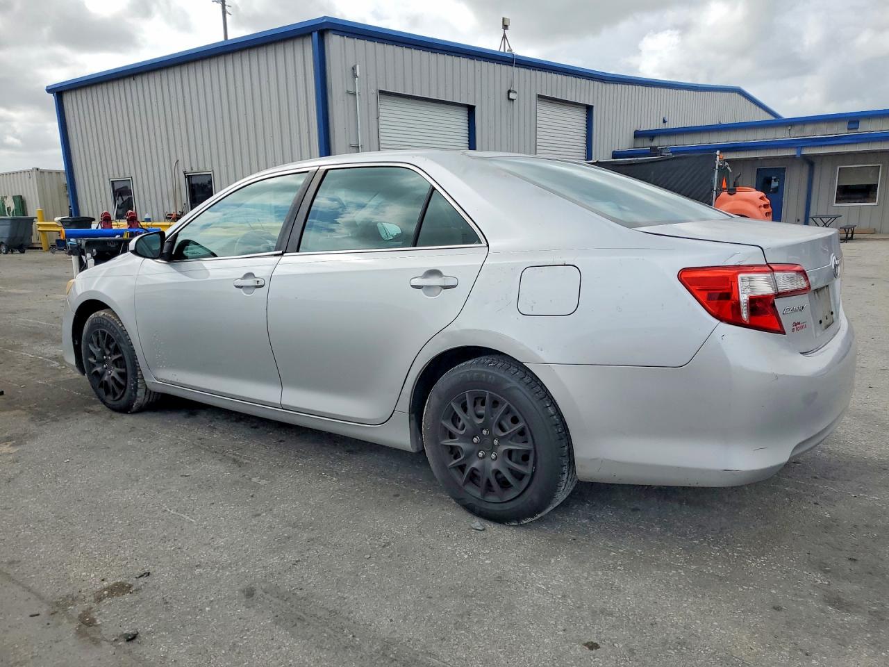 2014 TOYOTA CAMRY L photo 3