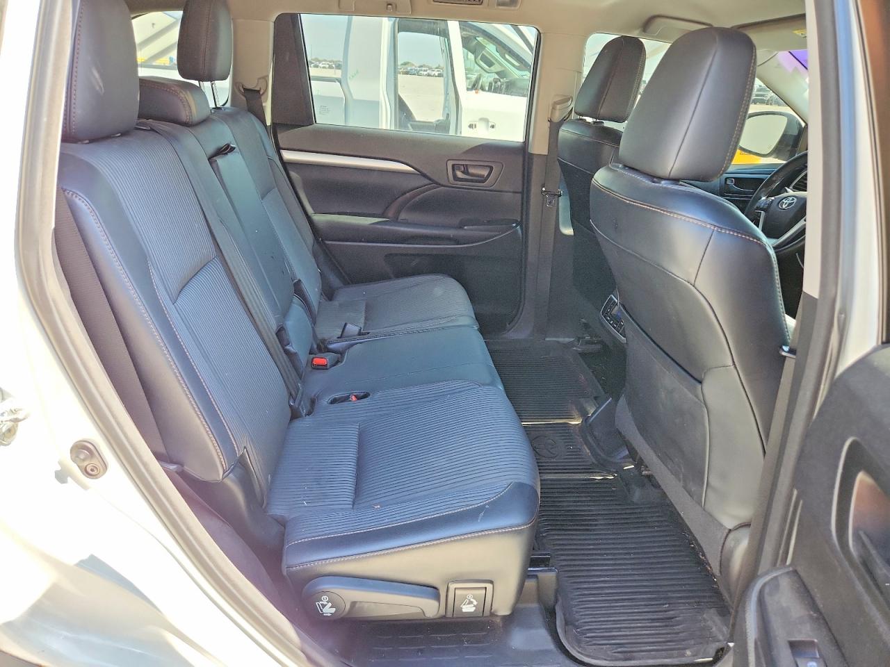 2016 TOYOTA HIGHLANDER LE PLUS photo 19