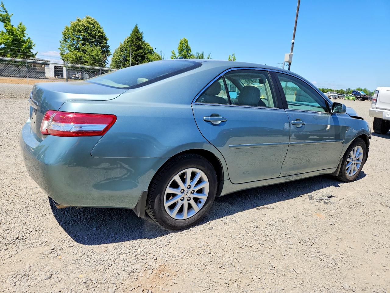2011 TOYOTA CAMRY XLE photo 3