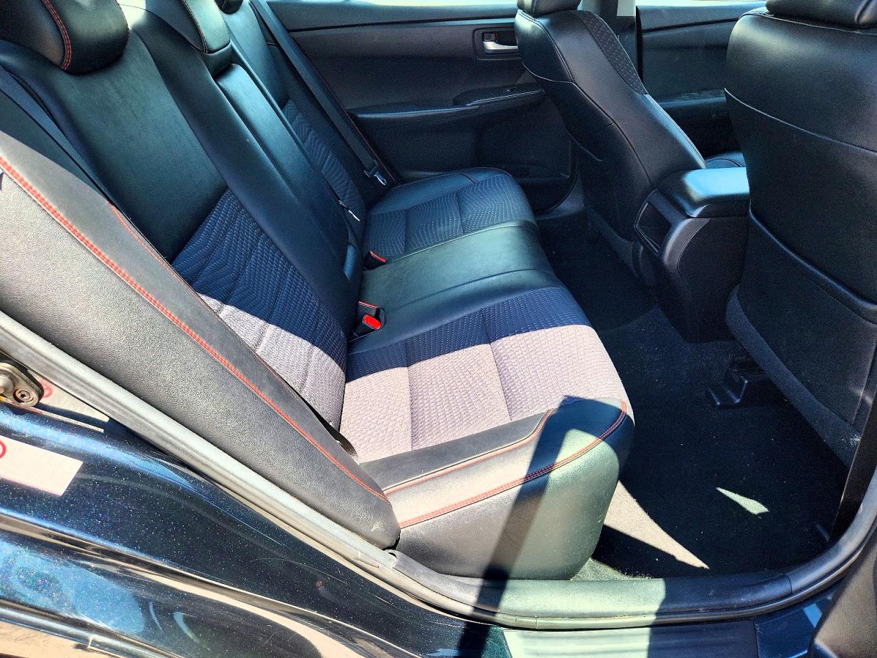 2015 TOYOTA CAMRY SE photo 19