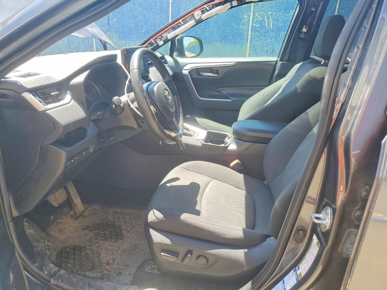 2021 TOYOTA RAV4 XLE photo 19