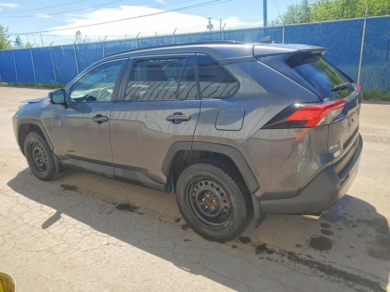 2021 TOYOTA RAV4 XLE photo 4