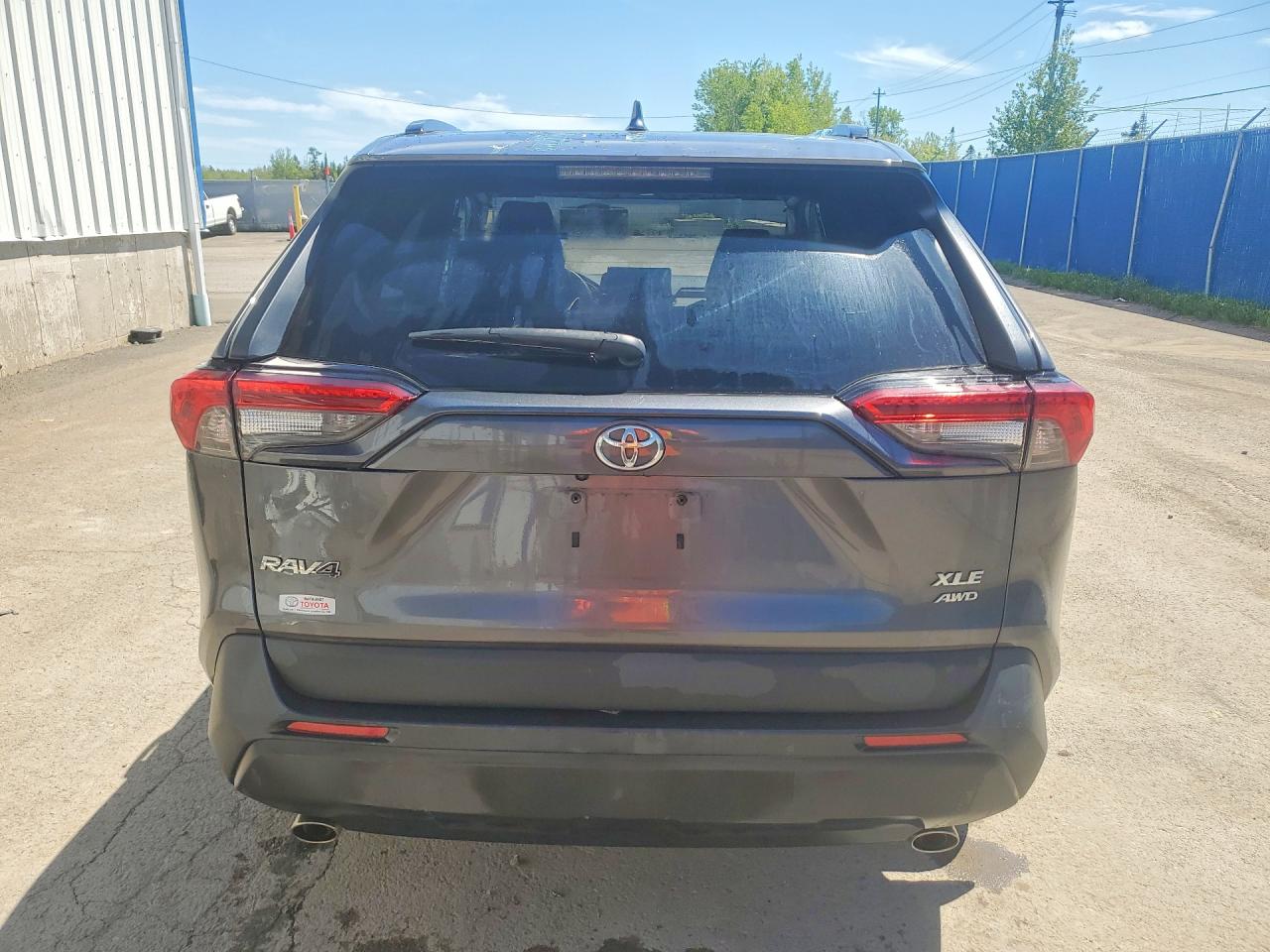 2021 TOYOTA RAV4 XLE photo 16
