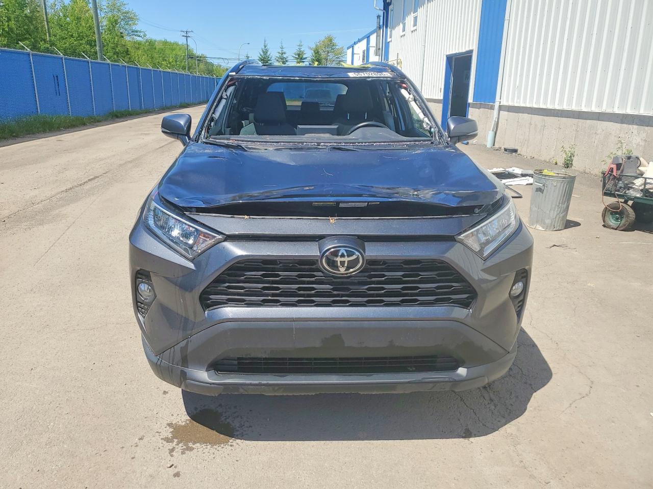 2021 TOYOTA RAV4 XLE photo 13