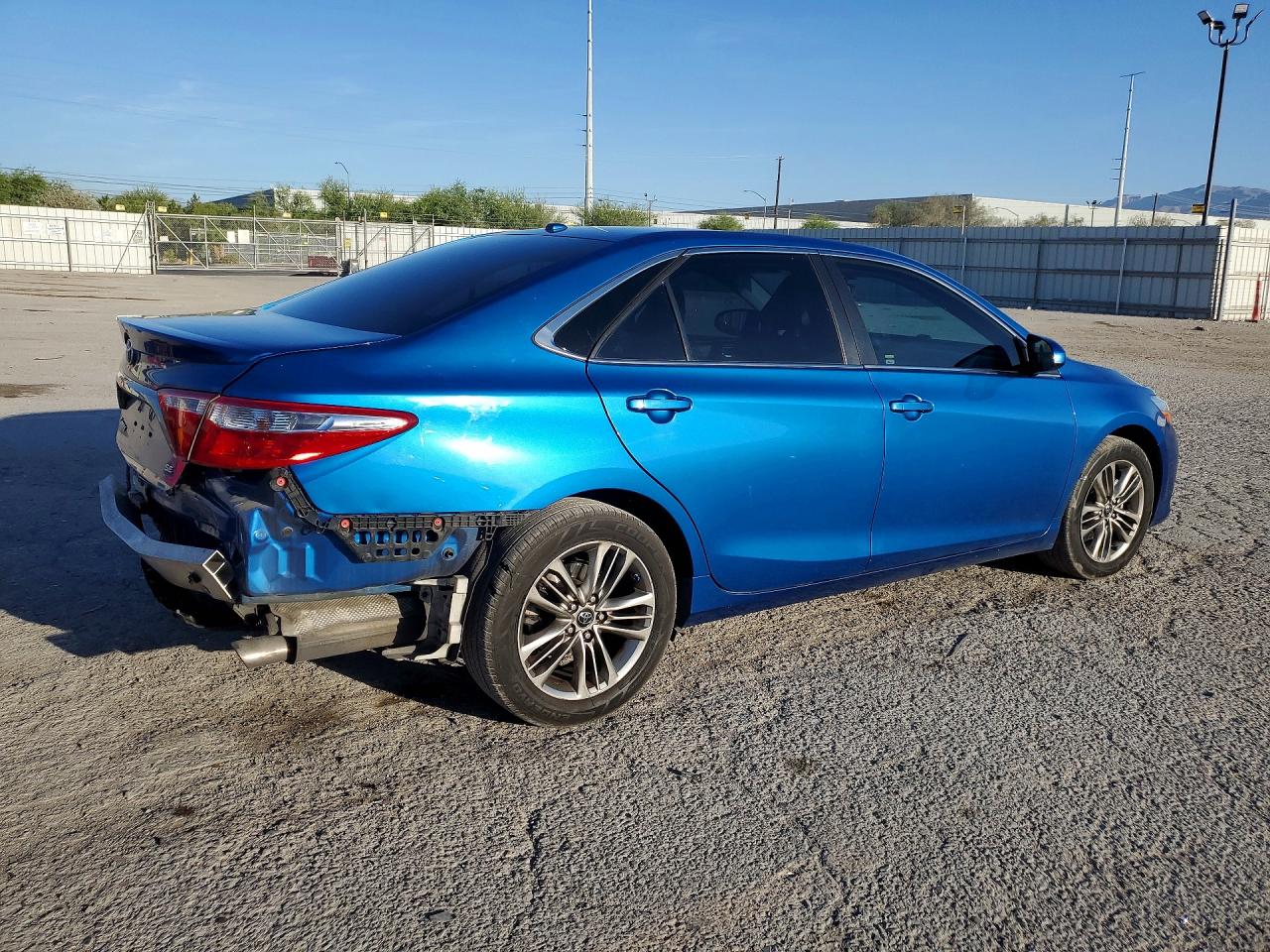 2017 TOYOTA CAMRY SE photo 3