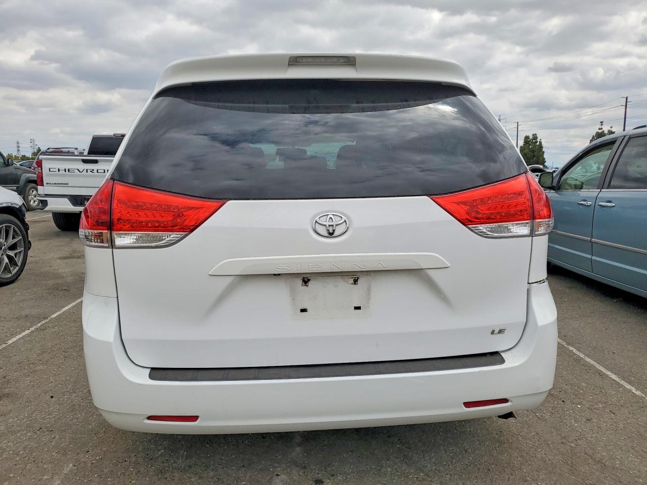2013 TOYOTA SIENNA LE photo 11