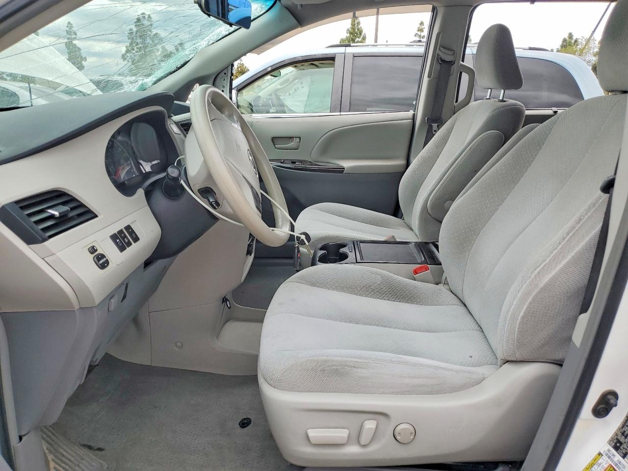 2013 TOYOTA SIENNA LE photo 13