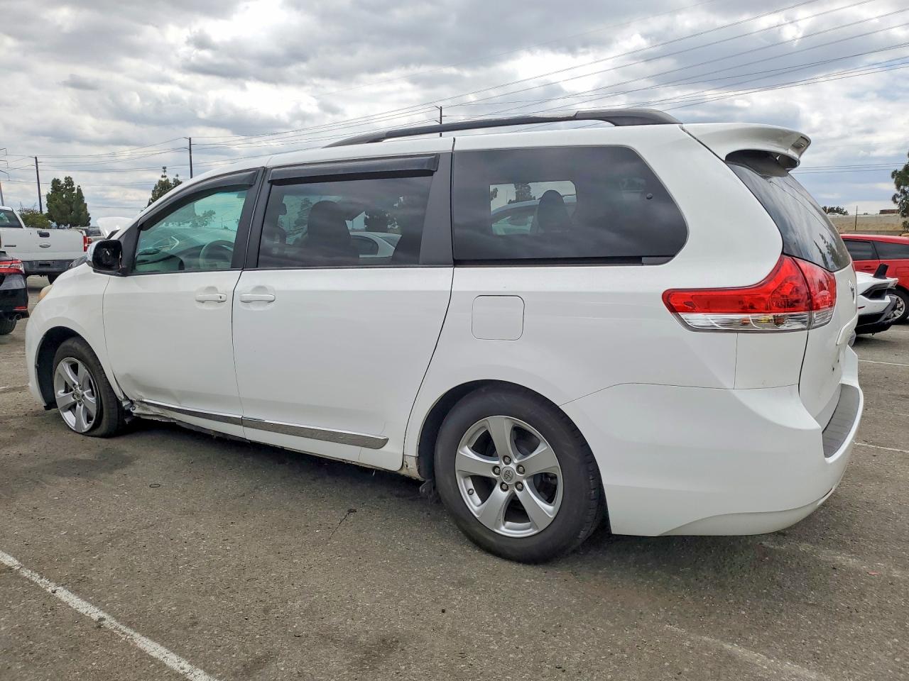 2013 TOYOTA SIENNA LE photo 3