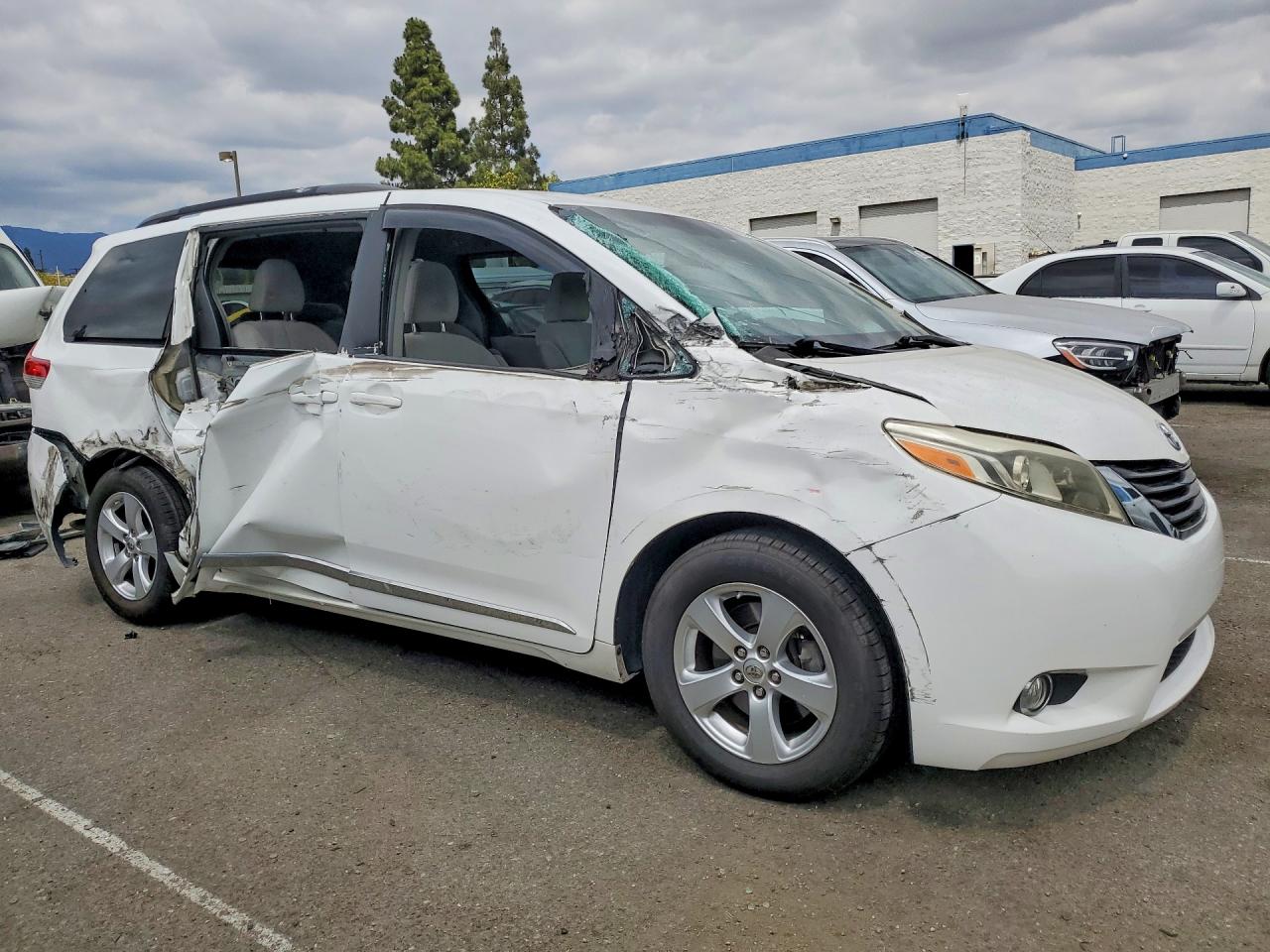 2013 TOYOTA SIENNA LE photo 7