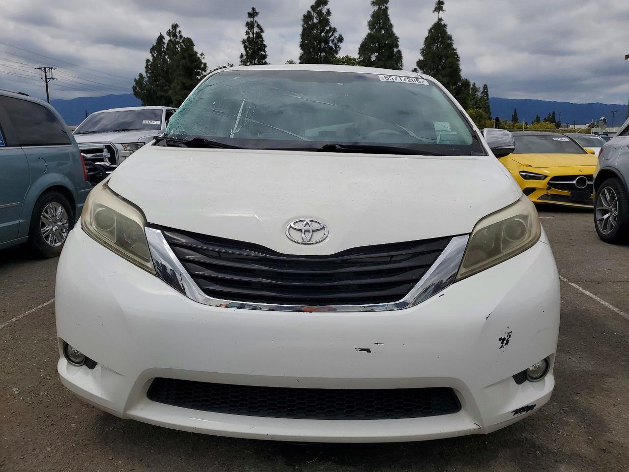 2013 TOYOTA SIENNA LE photo 9