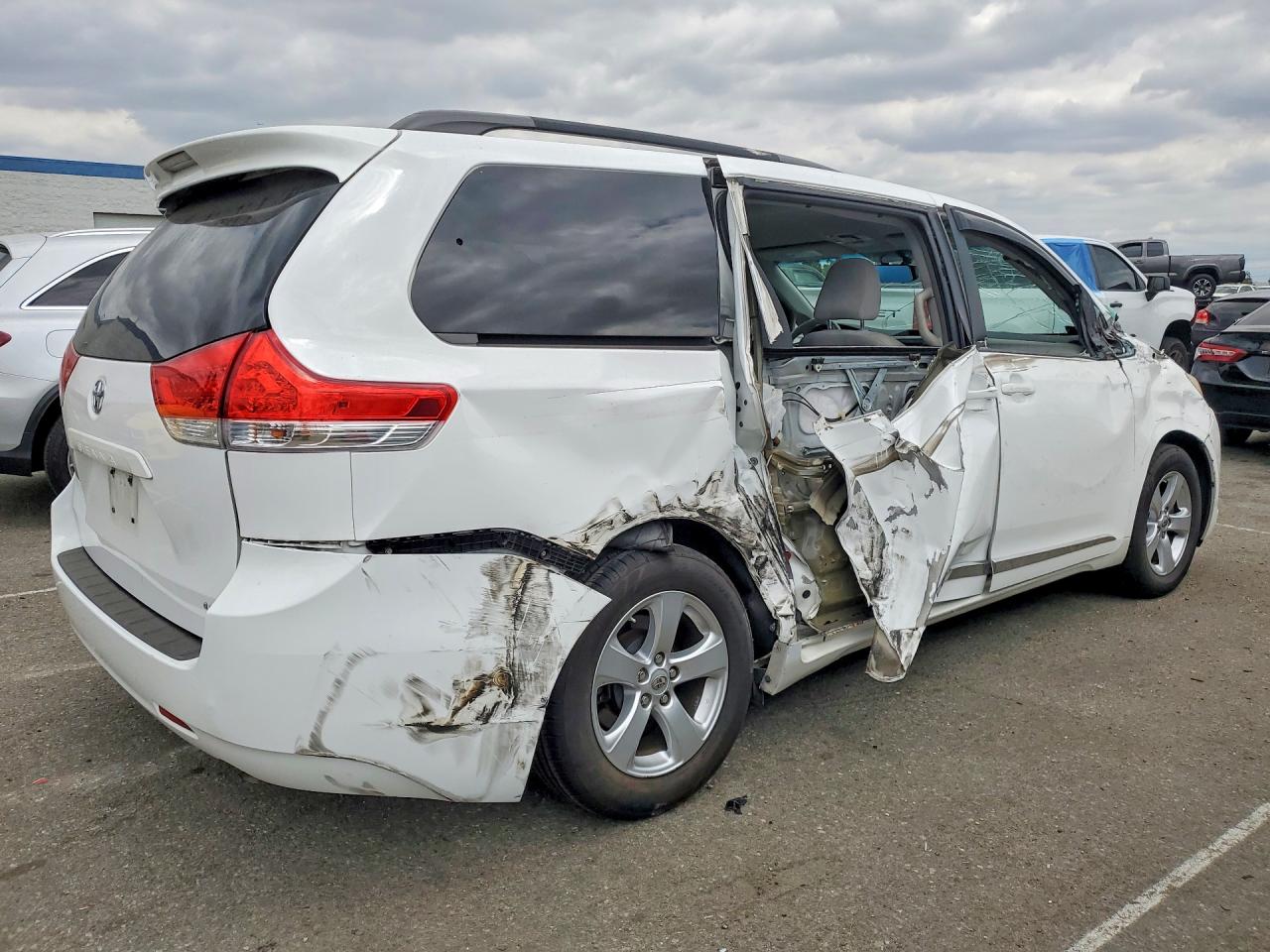2013 TOYOTA SIENNA LE photo 5