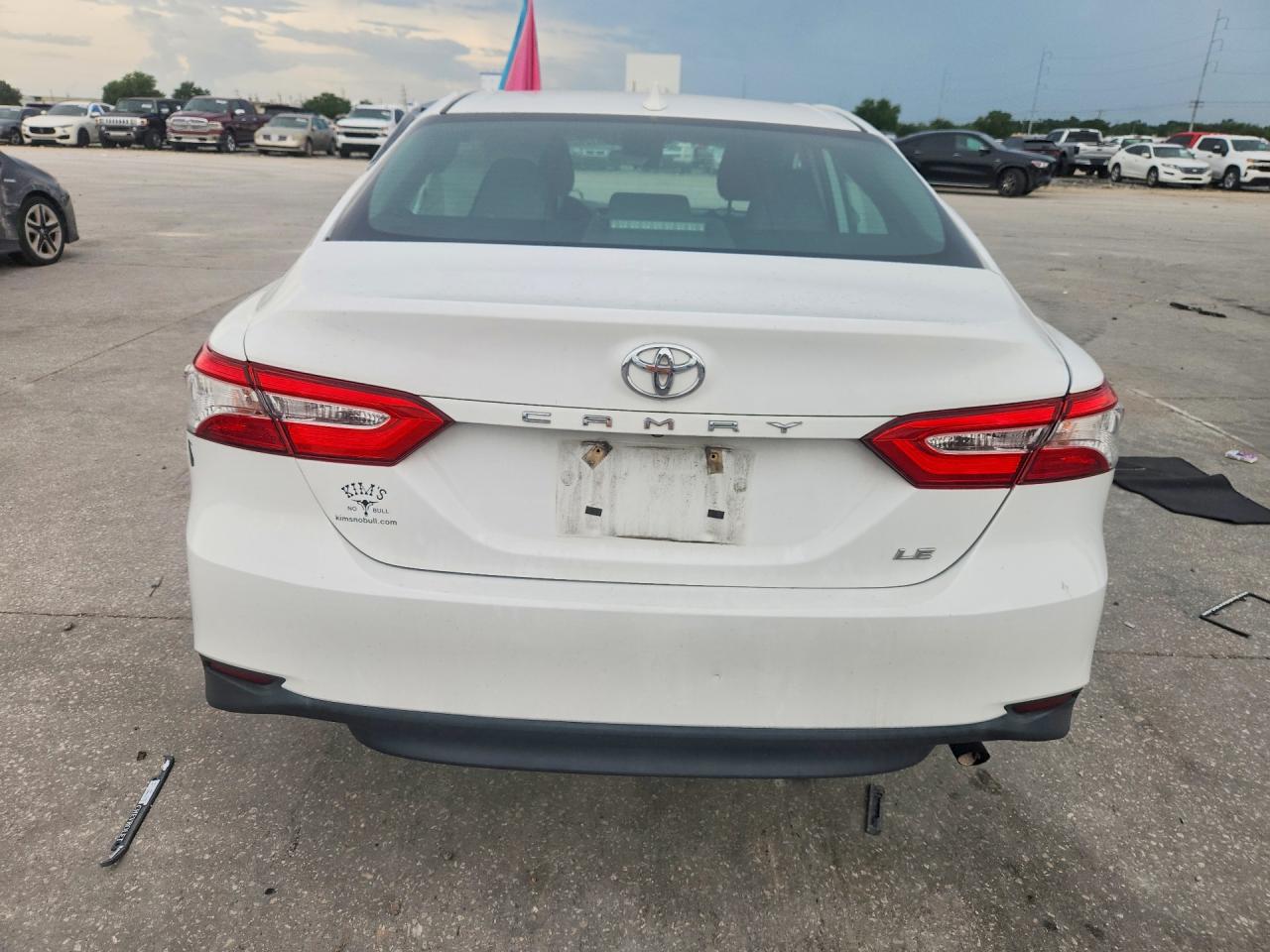 2019 TOYOTA CAMRY LE photo 6