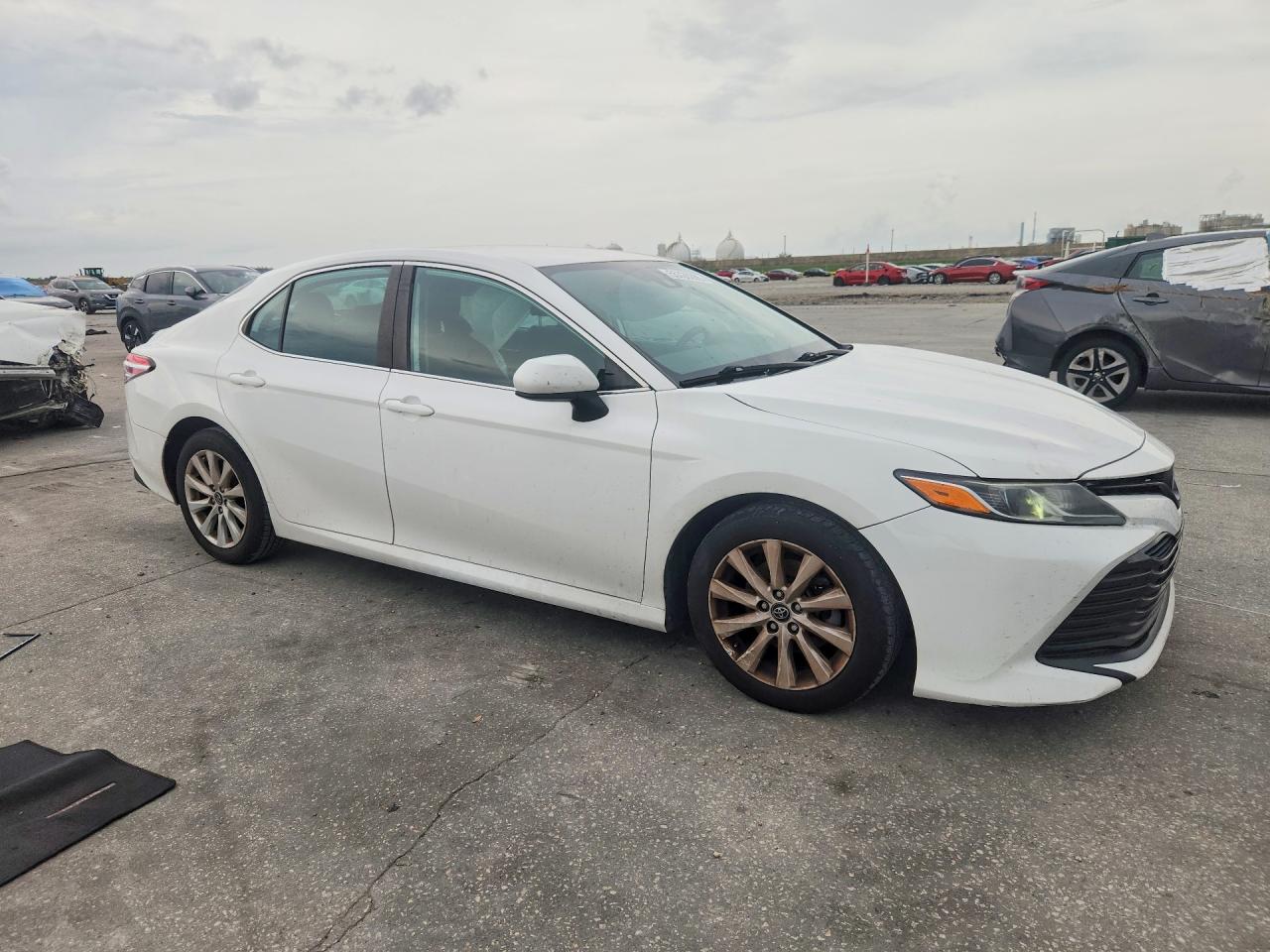 2019 TOYOTA CAMRY LE photo 4