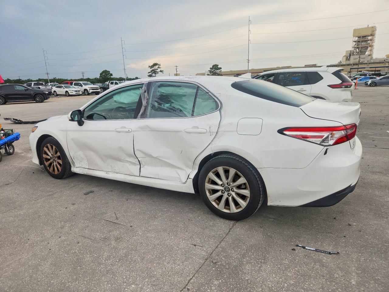 2019 TOYOTA CAMRY LE photo 2