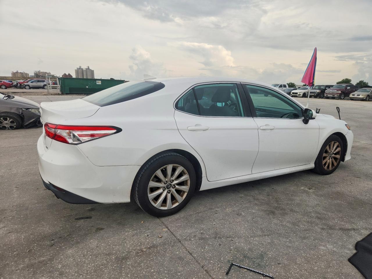 2019 TOYOTA CAMRY LE photo 3