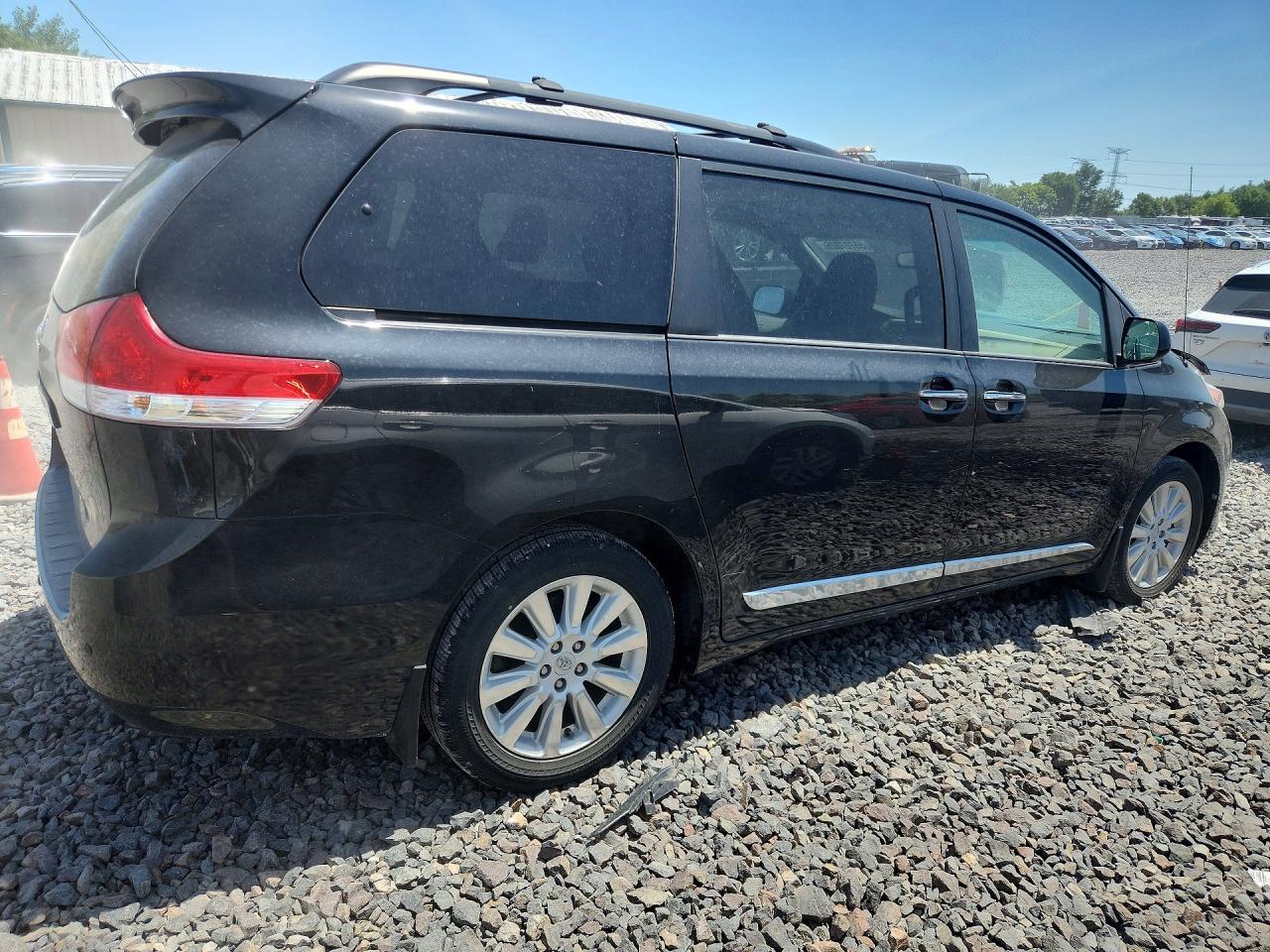 2014 TOYOTA SIENNA XLE 7-PASSENGER photo 5