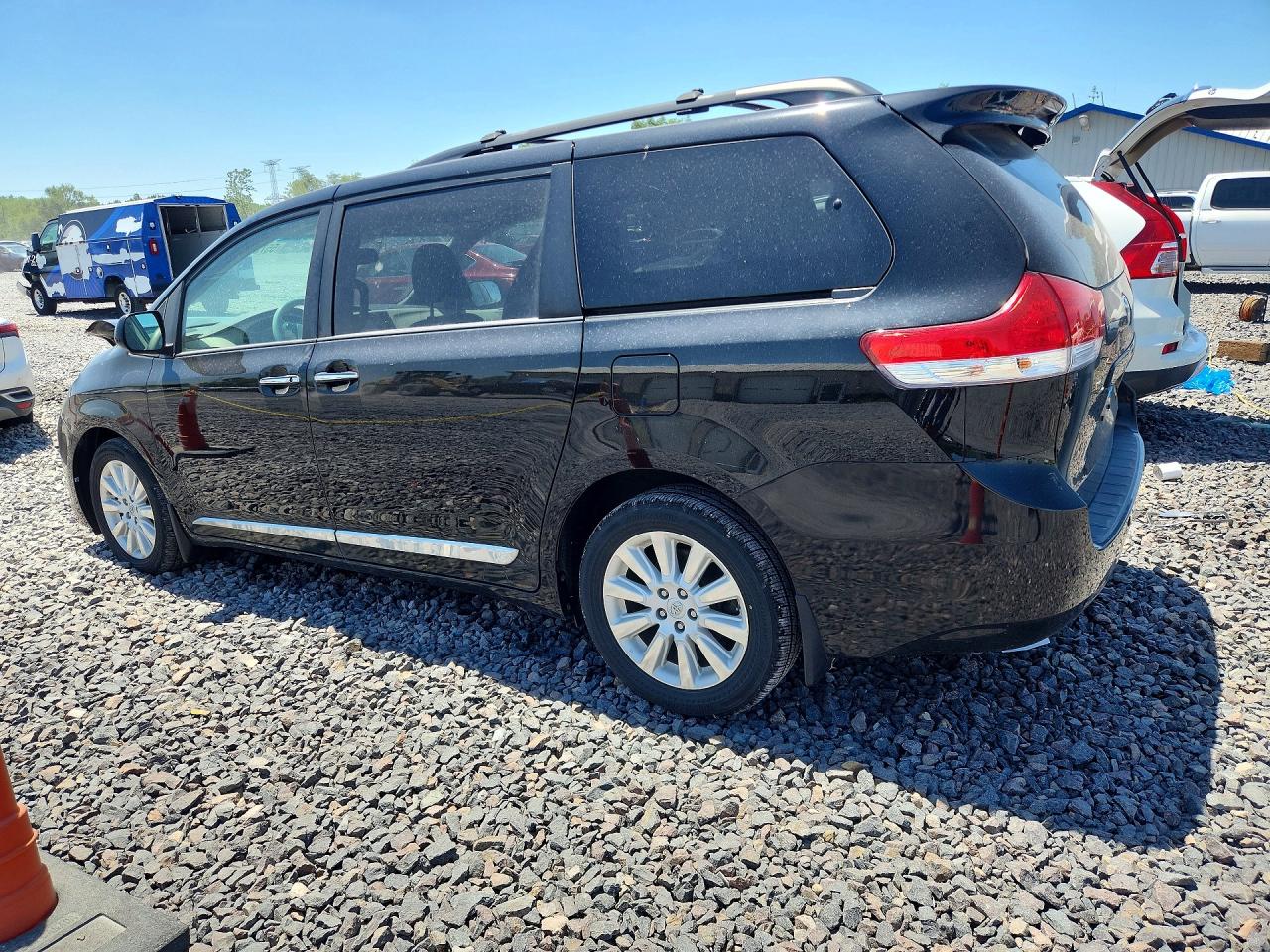 2014 TOYOTA SIENNA XLE 7-PASSENGER photo 3