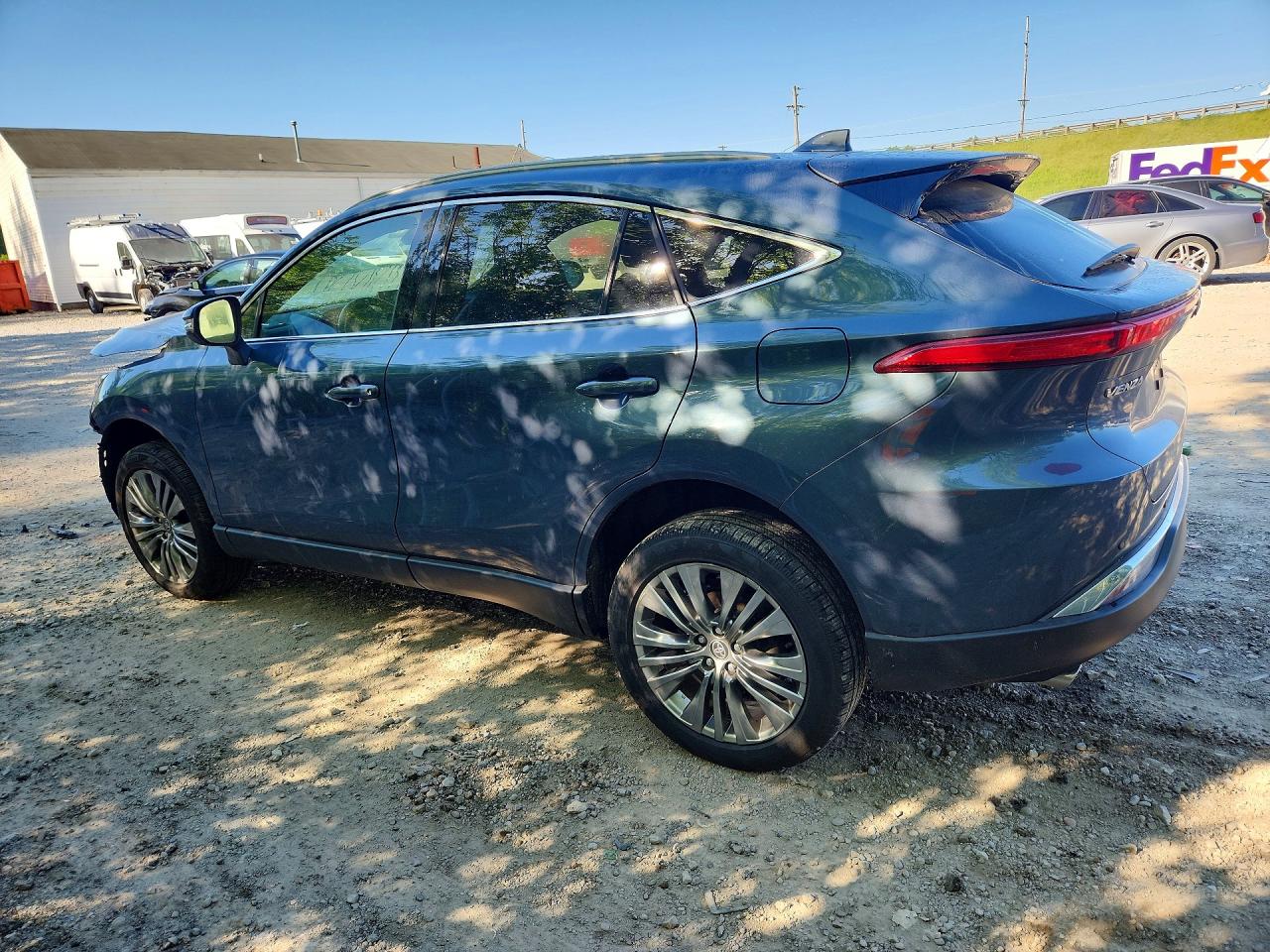 2022 TOYOTA VENZA XLE photo 2