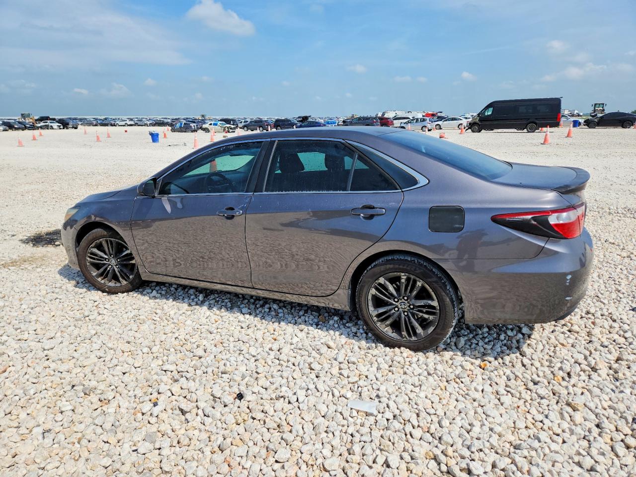 2015 TOYOTA CAMRY SE photo 3