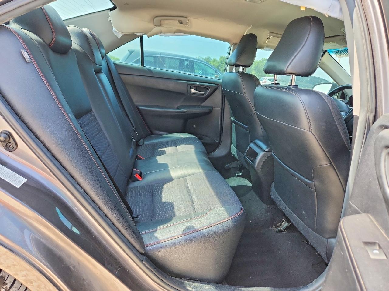 2015 TOYOTA CAMRY SE photo 19