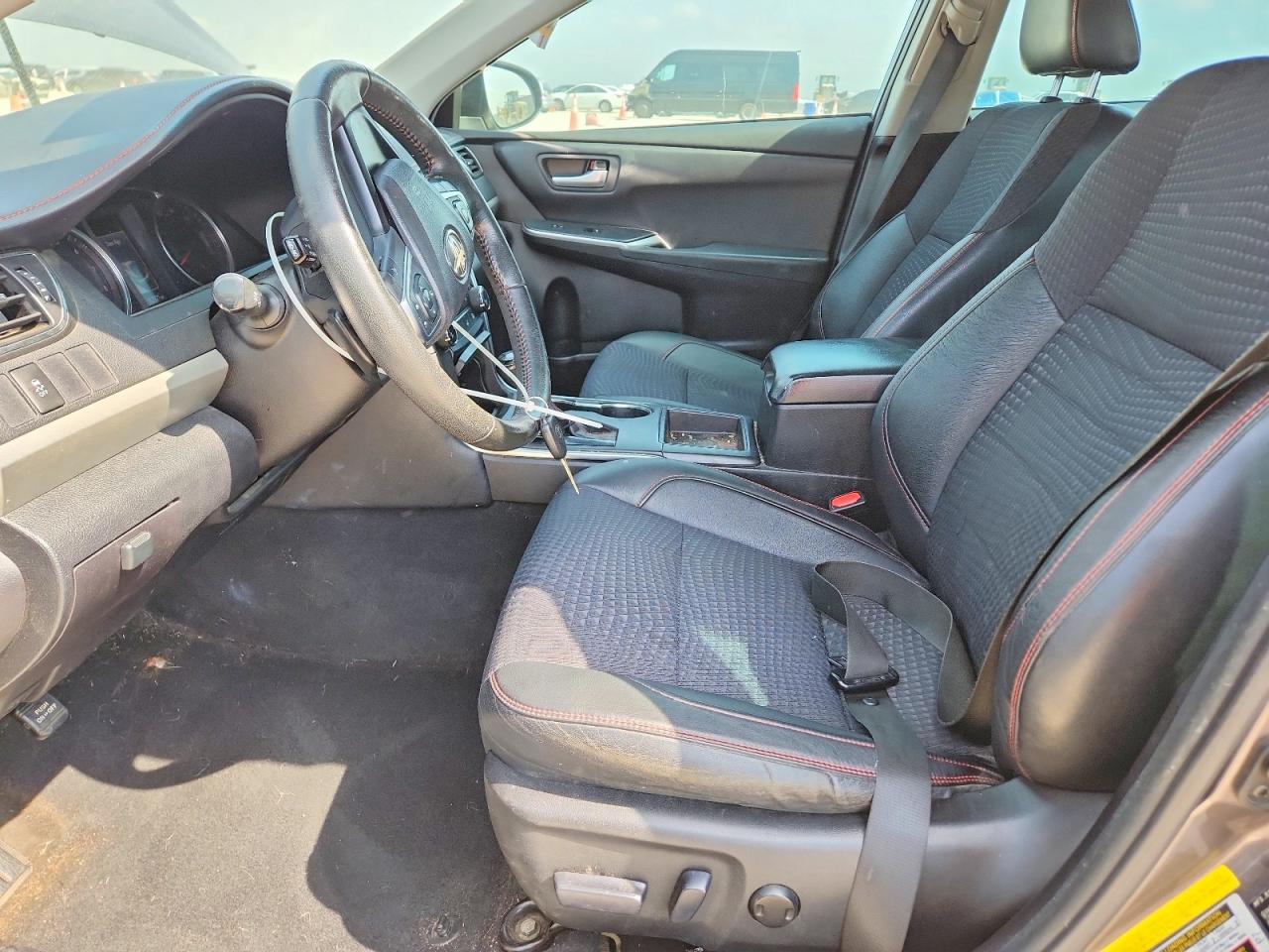 2015 TOYOTA CAMRY SE photo 13