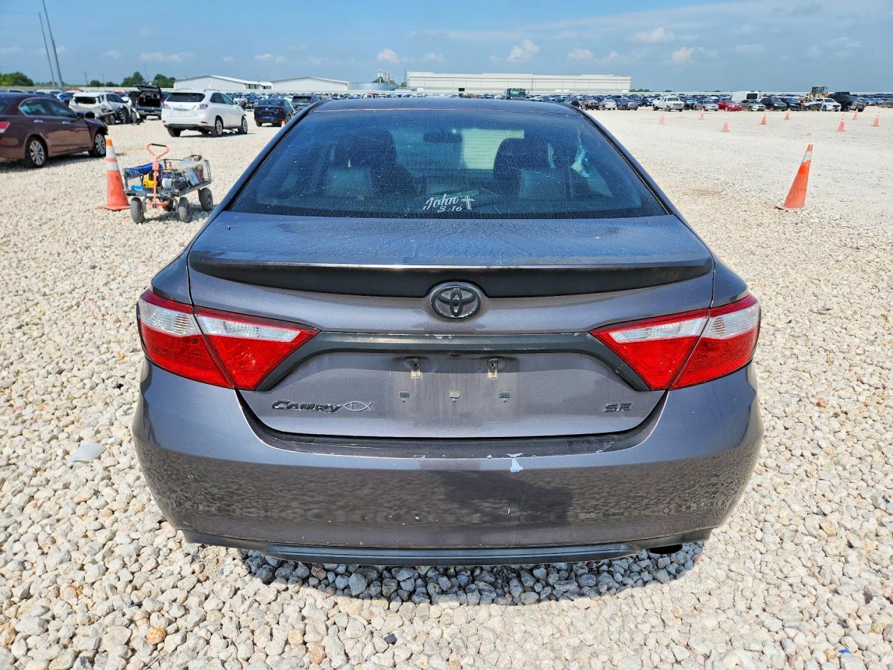 2015 TOYOTA CAMRY SE photo 11