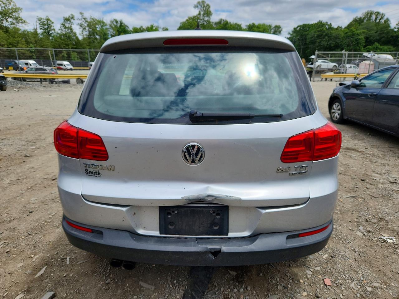 2012 VOLKSWAGEN TIGUAN S photo 11