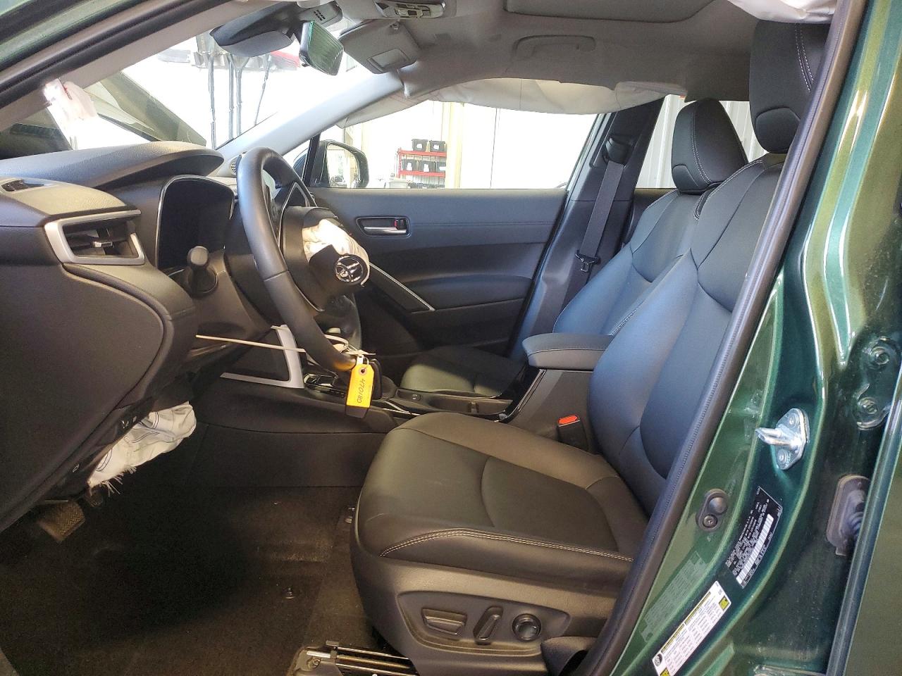 2025 TOYOTA COROLLA CROSS XLE photo 13