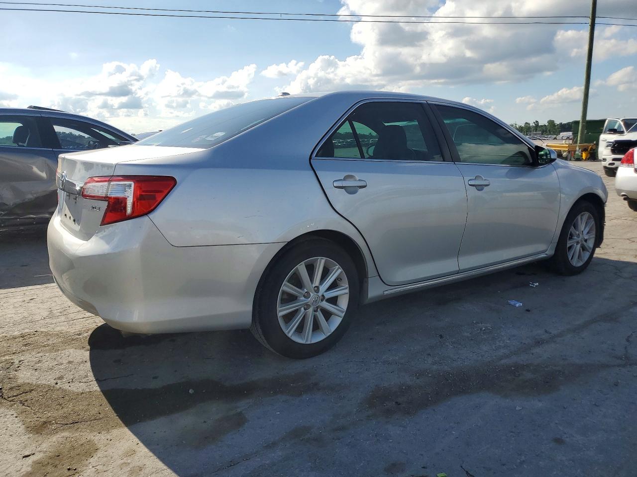 2013 TOYOTA CAMRY XLE photo 3