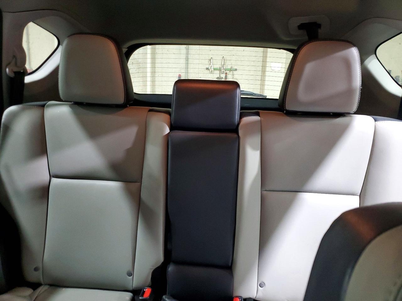 2017 TOYOTA RAV4 PLATINUM photo 19