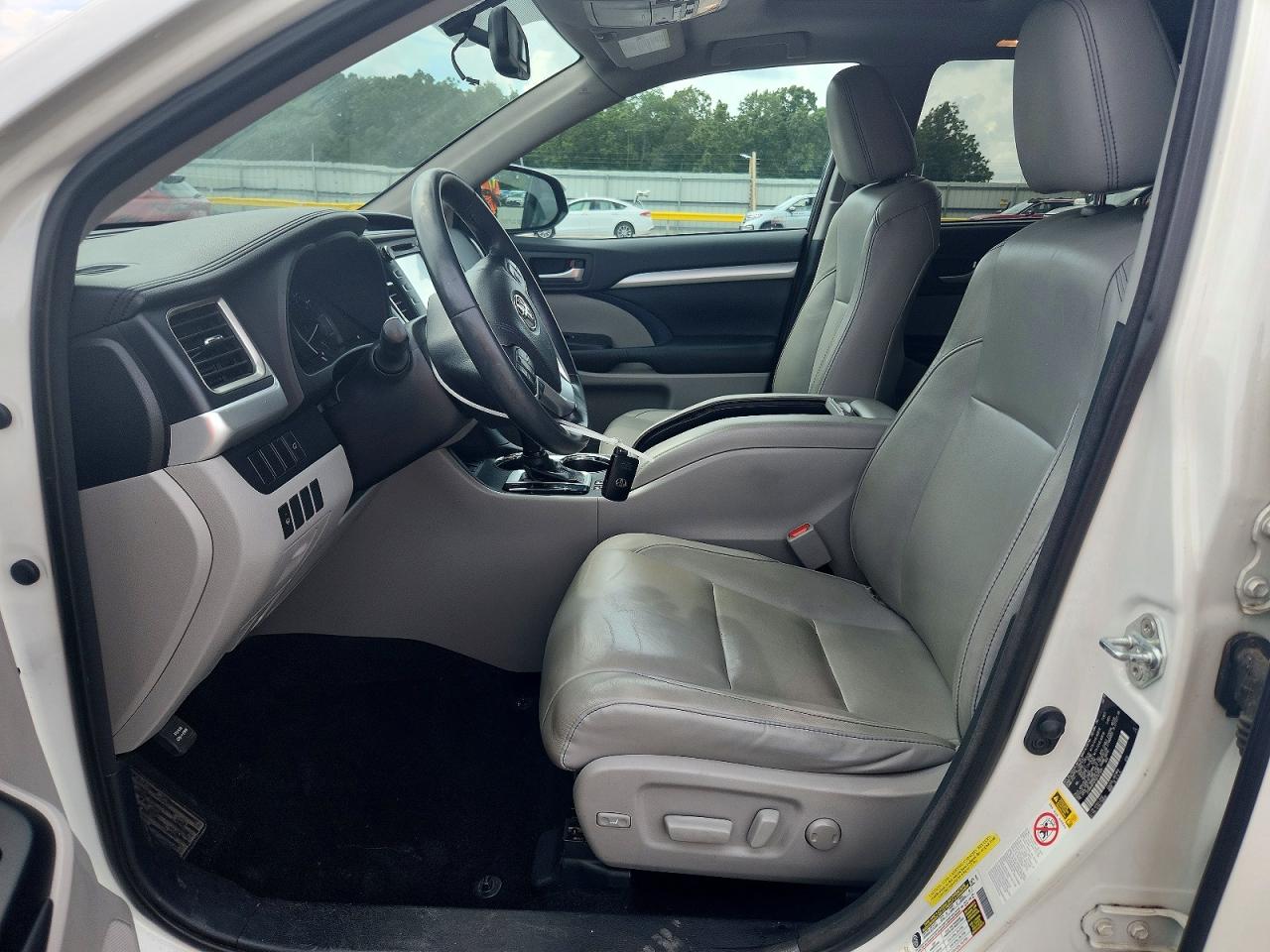 2016 TOYOTA HIGHLANDER XLE photo 13