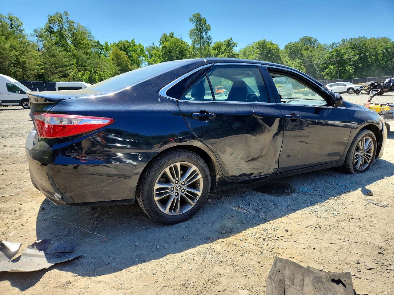 2017 TOYOTA CAMRY SE photo 3