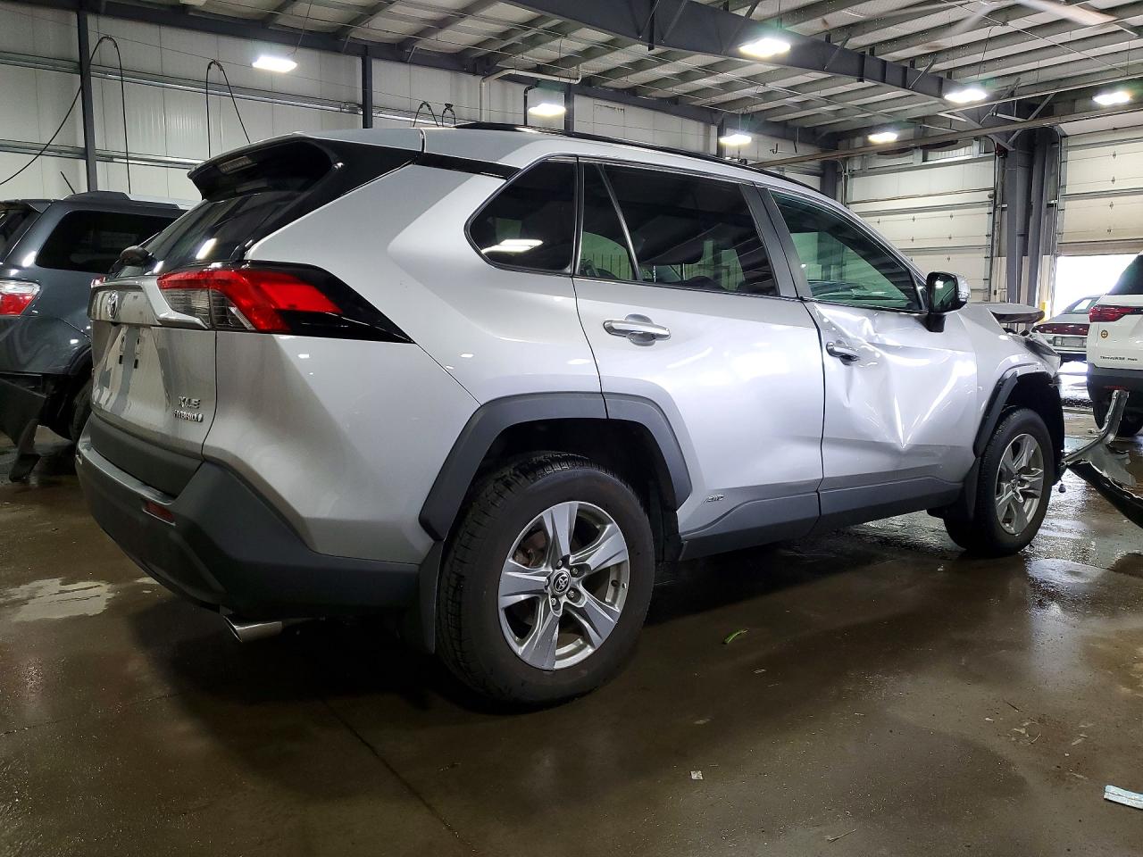 2022 TOYOTA RAV4 XLE photo 7